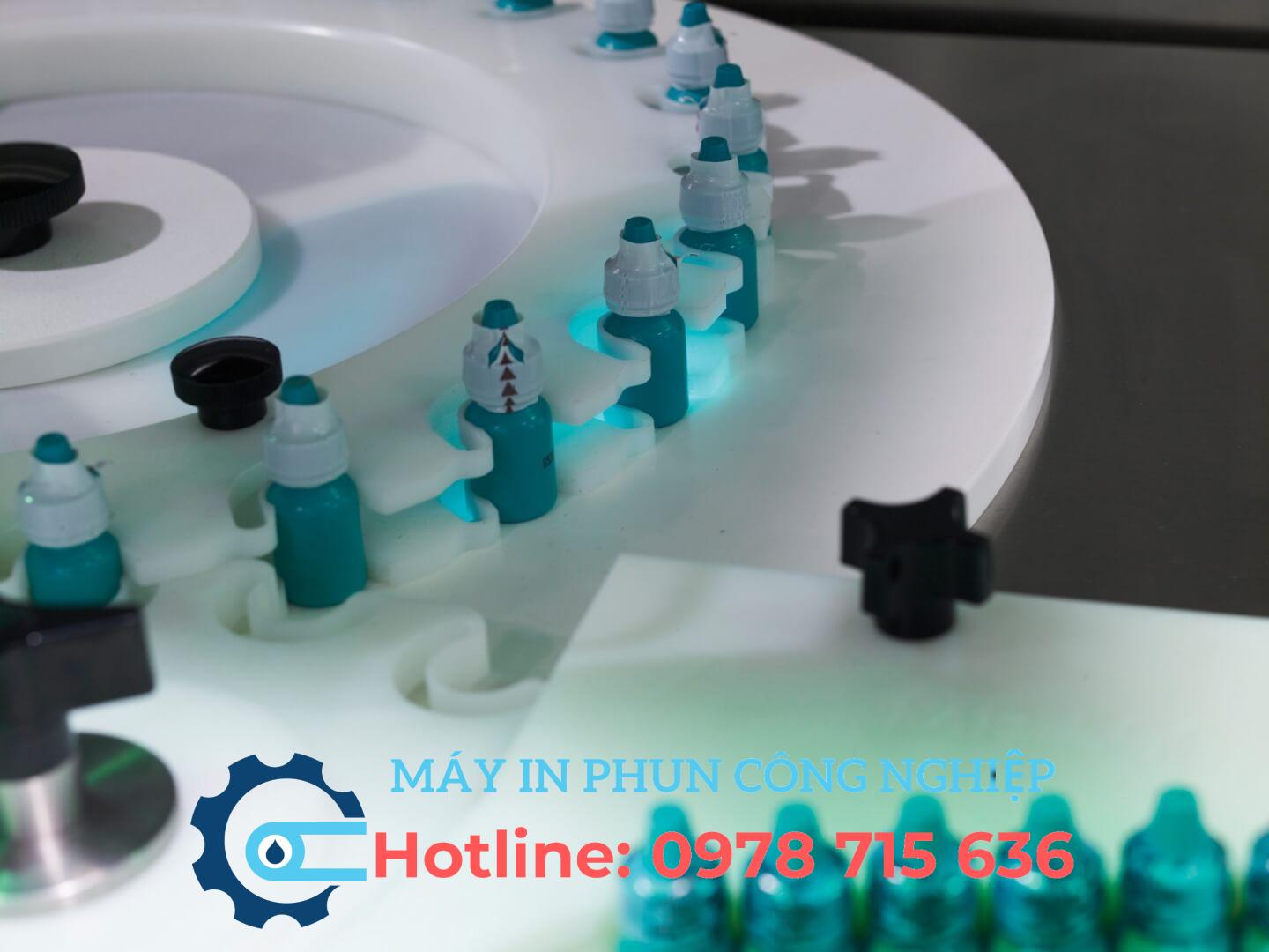 7810-plastic-bottles-rotational-device Máy in laser UV trên chai nhựa